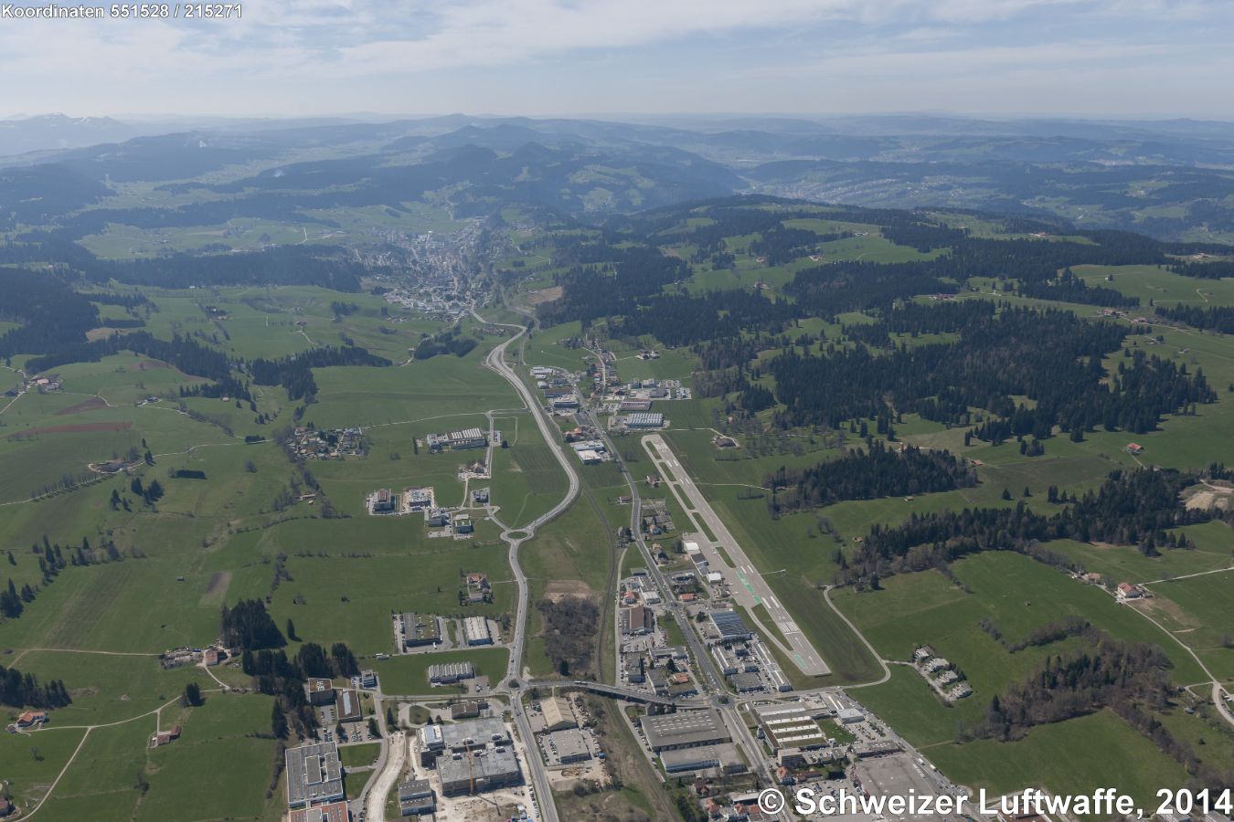 Flugplatz 'Les Eplatures'; im Hintergrund: Le Locle (SW), Col des Roches